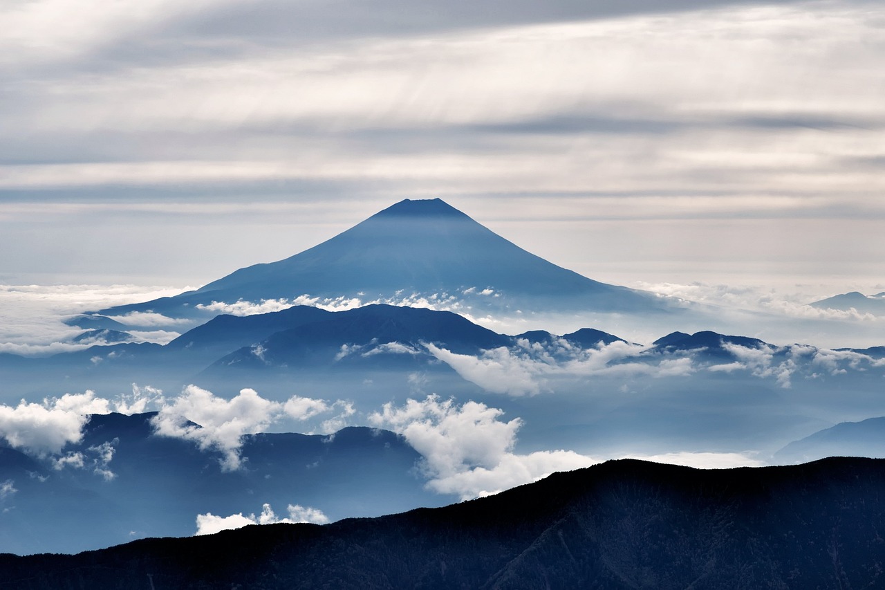 富士山火山喷发最新动态，影响与观测报告